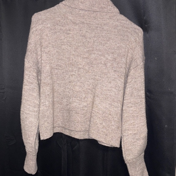 LUMIÈRE Cozy Gray Turtleneck Sweater - Picture 2 of 3